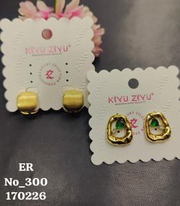 Boucles d'oreilles tendance en acier inoxydable plaqué or pour femmes, serties de zirconiums et au design affirmé - Product Image 1