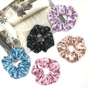 ربطات شعر ساتان لامعة مخصصة بالجملة للنساء، عصابات شعر لليوغا، ربطات شعر مطبوعة كبيرة الحجم، ربطات شعر على شكل رموش للفتيات - Product Image 6
