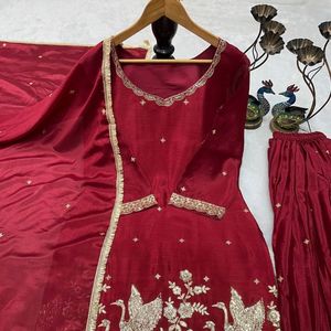 Traje Salwar Tradicional Indio de Seda Chinon Premium Bordado con Elegante Trabajo de Encaje de Secado Rápido, Listo para Bodas/Fiestas - Product Image 3