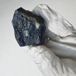 Pierres de guérison en sodalite brute naturelle - Spécimen minéral de sodalite bleu profond brut pour le Reiki, la méditation et le chakra de la gorge - Product Image 2