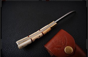 Navaja Plegable con Hoja de Acero Inoxidable y Rayas Rojas, Mango de Marfil, Navaja de Bolsillo para Camping, Longitud Total de 7.5 Pulgadas - Product Image 4