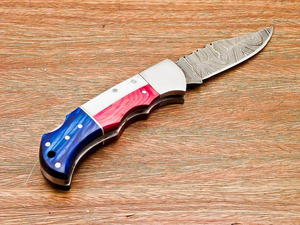 Couteau de poche pliant artisanal en acier Damas avec verrouillage arrière, manche en os rouge, blanc et bleu, étui en cuir et poussoir en acier - Product Image 5