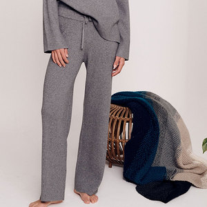 Ensemble de salon moderne et élégant, idéal pour un usage quotidien, avec tissu doux et coupe décontractée et confortable. - Product Image 4