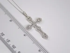 จี้รูปกางเขนประดับมอสซาไนต์ทรงกลม เงินสเตอร์ลิง ชุบทองคำขาว 14K สำหรับผู้หญิง สวยงามน่าดึงดูด - Product Image 1