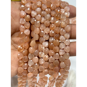 Perles Briolette en Pierre de Lune Pêche Naturelle Facettée en Forme de Cœur, Taille 6-7mm environ. Fil de 8 pouces - Product Image 1