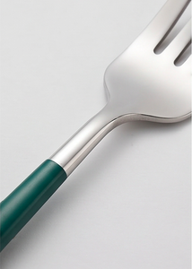 Couverts élégants en argent avec manches vertes fines, idéaux pour les hôtels, les restaurants, les centres de villégiature et les tables de buffet. - Product Image 3