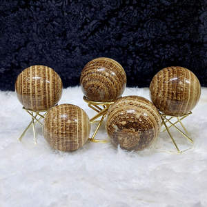 Boule de cristal œil de tigre authentique la plus vendue pour l'équilibre émotionnel, la guérison des chakras et la méditation, disponible au meilleur prix du marché - Product Image 1