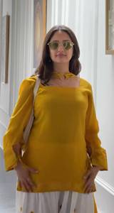 Conjunto Étnico Casual de Dos Piezas para Mujer: Top Amarillo Tejido con Bordado Floral y Cuello Cuadrado Largo, y Pantalones Dhoti - Product Image 2