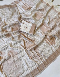 ส่าหรีผ้าจอร์เจียเนื้อนุ่มหรูหราพร้อมลายดอกไม้ที่สลับซับซ้อนและคอลเลกชั่นแบบดั้งเดิม - Product Image 2