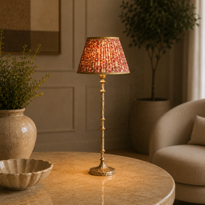 Lampe de table vintage en métal avec abat-jour plissé floral, artisanat en fer de qualité supérieure, éclairage d'ambiance chaleureux pour intérieurs élégants - Product Image 1