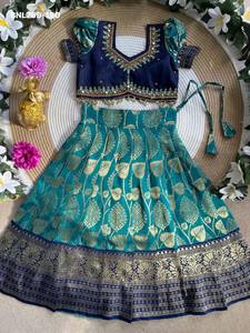 Nuevo conjunto de lehenga de seda con buta tejida con zari y estampado de hojas, blusa con trabajo Magham, disponible para compra en línea en India. - Product Image 5