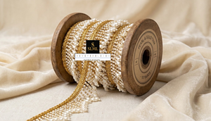 Encaje de lujo con ribete trenzado en zig-zag color crema dorado, con borlas de perlas vibrantes y flecos de cuentas grandes para diseños de lehenga y vestidos de lujo. - Product Image 5