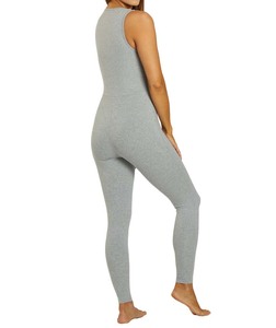 ชุดจั๊มสูทออกกำลังกายสำหรับผู้หญิง สีเทาอ่อน แบบไม่มีแขน ทรงเข้ารูป ยาวเต็มตัว รับผลิตแบบ OEM - Product Image 2