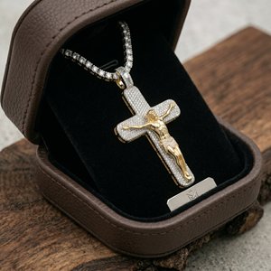 Pendentif Croix Chrétienne Luxe Iced Out en Argent 925 Plaqué Or, Collier Hip Hop Jésus avec Moissanite et Perle d'Eau Douce, Unisexe - Product Image 5