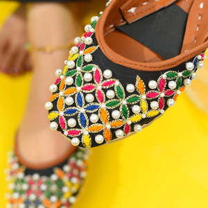 Precio al por Mayor, Nuevo Diseño de Zapatos Khussa para Mujer, Zapatos Khussa Pakistaníes Ligeros para Interiores y Exteriores - Product Image 4