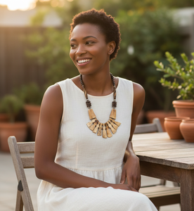 Collier ras du cou artisanal audacieux en os organique : Pièces multiformes en crêpe de banane blanchies avec un fil de perles graduées brun cumin - Product Image 6
