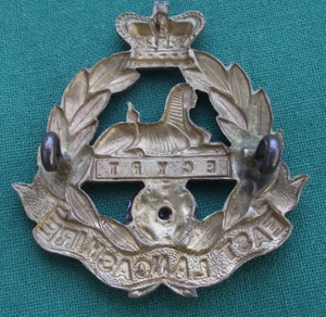 La insignia de gorra del 5º Regimiento Militar Real de Lancashire QVC, pre-1902, genuina del Reino Unido. - Product Image 3