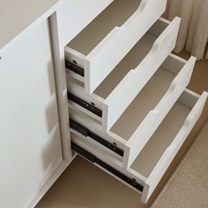 Mobiletto Organizzatore in Legno Bianco a 5 Cassetti con Ripiano Regolabile e Ruote per Casa o Ufficio, Adatto Come Supporto per Stampante - Product Image 4