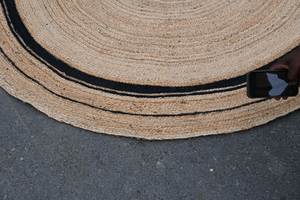 พรมปูพื้นทรงกลมทำจากปอกระเจาธรรมชาติถักทอด้วยมือ พร้อมขอบสีดำลายวงแหวน – พรมปูพื้นรักษ์โลก ขนาดสั่งทำได้ พรมปูพื้นทรงกลมถักจากปอกระเจา - Product Image 3