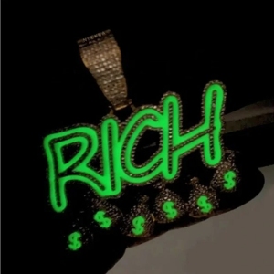 Colgante RICH Money Bag – Moissanita que brilla en la oscuridad, Plata 925, Colgante de Dinero con Brillo Oculto para Noches Neón – Ambiente Lujoso - Product Image 6