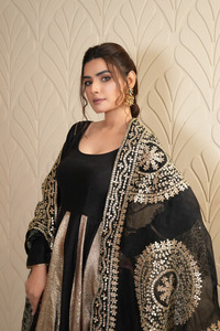 Robe de soirée élégante noire en mousseline de soie/coton à col en V, manches longues, longueur ras du sol, avec propriétés anti-plis et écologiques - Product Image 4