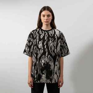 เสื้อยืดผู้ชายพิมพ์ลายกราฟิกทั้งตัว สีดำขาว สไตล์กรันจ์ สตรีทแวร์ ผ้าคอตตอนหนา ทรงโอเวอร์ไซส์ วินเทจ ลุคซักยีนส์ แขนสั้น - Product Image 2
