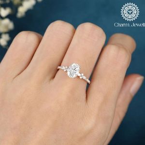 Bague de fiançailles pour femme en moissanite plaqué or rose, taille coussin, avec sertissage à griffes et accents latéraux floraux, style classique - Product Image 2