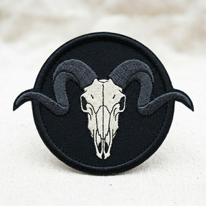 En gros, patchs thermocollants et à coudre personnalisés, tête de diable rouge souriante, cercle blanc en sergé, broderie machine, badges pour vêtements, en vrac - Product Image 4
