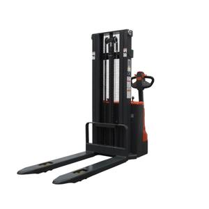 Apilador industrial que ahorra espacio con excelente elevación vertical y cuerpo compacto diseñado para manejar paletas pesadas en espacios reducidos. - Product Image 3