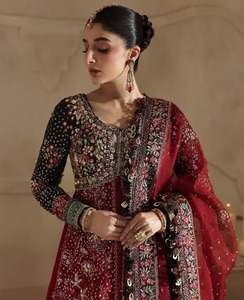 Élégante robe de mariée traditionnelle en soie bordeaux avec broderies, longueur ras du sol, pour femmes d'Inde et du Pakistan - Product Image 5