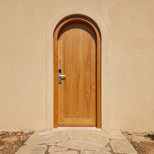 Porte intérieure traditionnelle en bois massif cintrée, finition décorative, battante manuelle, pour entrée - Product Image 2