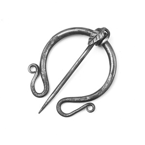 Broche longue en acier au carbone forgé à la main, style médiéval, avec extrémité à motif de volute droite, qualité industrielle, personnalisable, historique - Product Image 1