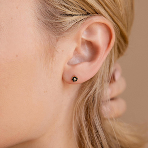Boucles d'oreilles clous fleur noire en acier inoxydable plaqué or, bijoux floraux minimalistes, cadeau pour femme - Product Image 3