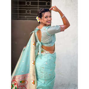 Sari de Tul Azul Cielo con Estampado Floral Bohemio Teñido con Hilo de Seda Paithani para Bodas de Elite Weaves 450g - Product Image 3