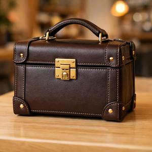 Basé sur des produits similaires, ce portefeuille compact et élégant, souvent en cuir PU, est conçu pour transporter des sacs en cuir. - Product Image 4