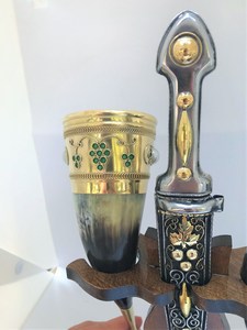 Customized Viking Horn Beer <b>Mugs</b> With Wooden Stand And Sword Holder Floral Pattern <b>Gold</b> Plated Vintage Style For Party Adult Use - Product Image 4