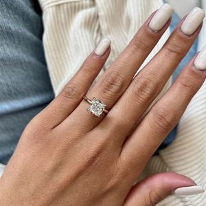 Anillo de Compromiso Solitario con Diamante Cultivado en Laboratorio, Corte Radiante de 3.0 CT, Certificado IGI, Oro de 14K, Regalo de Boda de Lujo para Ella - Product Image 4