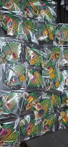 Coffret Cadeau Holi Artisanal Inspiré de Krishna avec Plumes de Paon, Bouteilles de Gulal et Ornements de Perles Décoratifs pour les Fêtes - Product Image 2