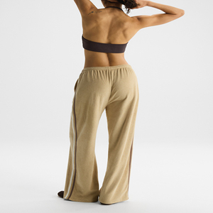 Pantalon de survêtement OEM/ODM pour femme, design personnalisé, couleur unie, avec bandes latérales contrastantes, taille mi-haute, coupe ample, en tissu de haute qualité - Product Image 4