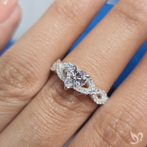 แหวนหมั้นเพชรทรงหัวใจ 1 กะรัต เพชรเพาะเลี้ยงในห้องปฏิบัติการ ดีไซน์วงแหวนแบบเกลียวประดับเพชร ได้รับการรับรองจาก IGI ทองคำขาว 10K แหวนเจ้าสาว - Product Image 4