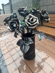 Sculpture de rose en fer forgé, résistante à la rouille, fabriquée à la main – Une pièce décorative élégante pour la maison ou le jardin. - Product Image 5