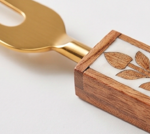 Elegante Juego de Cuchillos para Queso Dorados con Mangos Florales de Madera, Aptos para Lavavajillas, Cubiertos para Fiestas y Eventos - Product Image 2