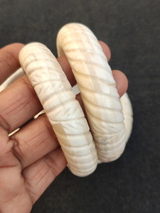 กำไลข้อมือทำมือจากกระดูกธรรมชาติขัดเงา เป็นมิตรกับสิ่งแวดล้อม สไตล์โมเดิร์น แกะสลักอย่างประณีต โดย Perfect Enterprises - Product Image 3