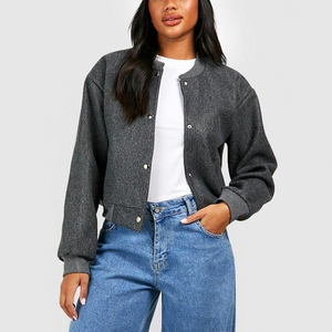 Chaqueta Corta de Mujer a Cuadros de Lana Acolchada Estilo Universitario Streetwear con Cuello Alto y Mangas Largas con Bordado de Béisbol - Product Image 4