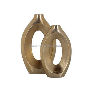 Vase à fleurs en métal finition laiton au look artisanal parfait pour les maisons indiennes traditionnelles ou les cérémonies - Product Image 2