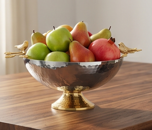 Bol élégant en métal martelé avec oiseaux dorés et base, design glamour fait main pour le service de nourriture, idéal pour les tables d'hôtels et de restaurants. - Product Image 5