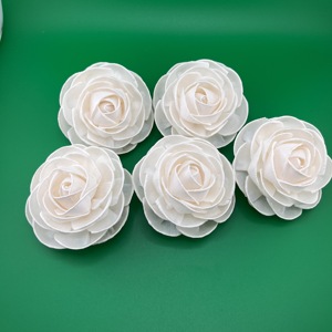 Flores de madera sola de rosa blanca clásica, tamaño: 8-8.5cm, hechas a mano, al por mayor, varillas de ratán para fragancia del hogar, flor de madera sola hecha a mano. - Product Image 3