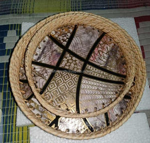 Plateau de service alimentaire en bois et en rotin poli durable personnalisé avec motif floral imprimé Vente en gros disponible - Product Image 6