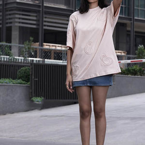 Camisetas Bordadas para Mujer, Fabricación OEM, Tela Premium con Diseño de Bordado de Puntada Fina, Personalización de Marca Disponible - Product Image 4