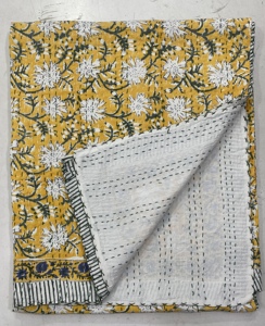 Couvre-lit Kantha en coton bleu imprimé à la main Silkgram, style traditionnel indien, plié, pour la décoration de la maison - Product Image 3